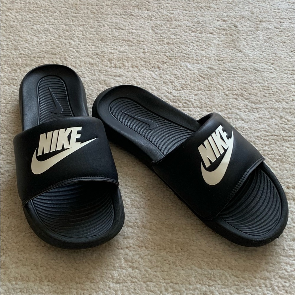 Womens Nike Slides Black/White Size 8